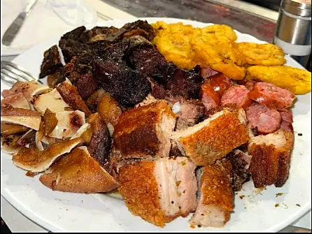 Plat de carns variades amb tostones