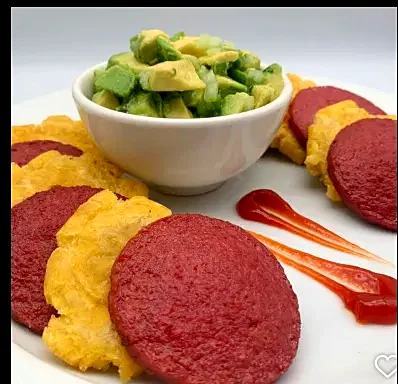 Salami amb tostones i amanida d'alvocat