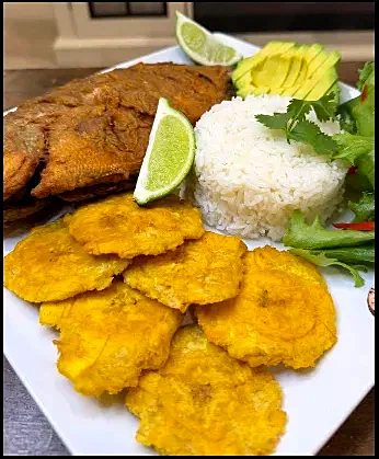 Pescado frito amb arròs i tostones